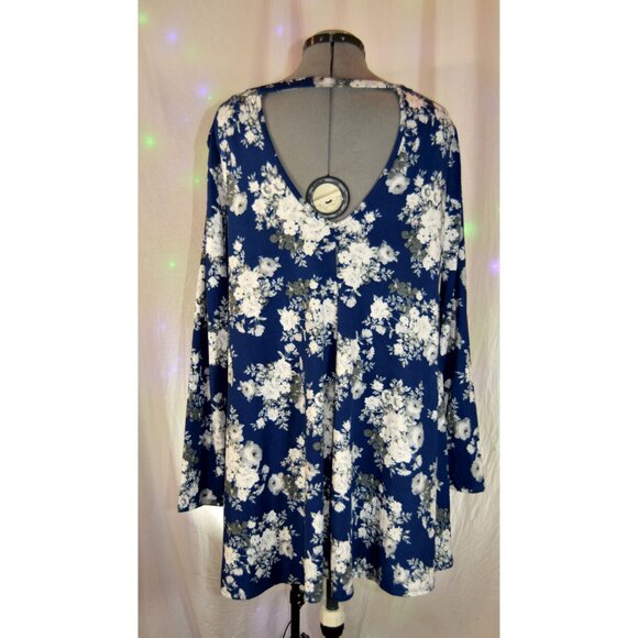 Blue Briar Boutique Blue Floral Tunic Top size 3X - Picture 2 of 3